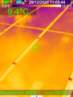 Photovoltaïque et vous effectuent un contrôle à la caméra thermique des panneaux photovoltaïques.